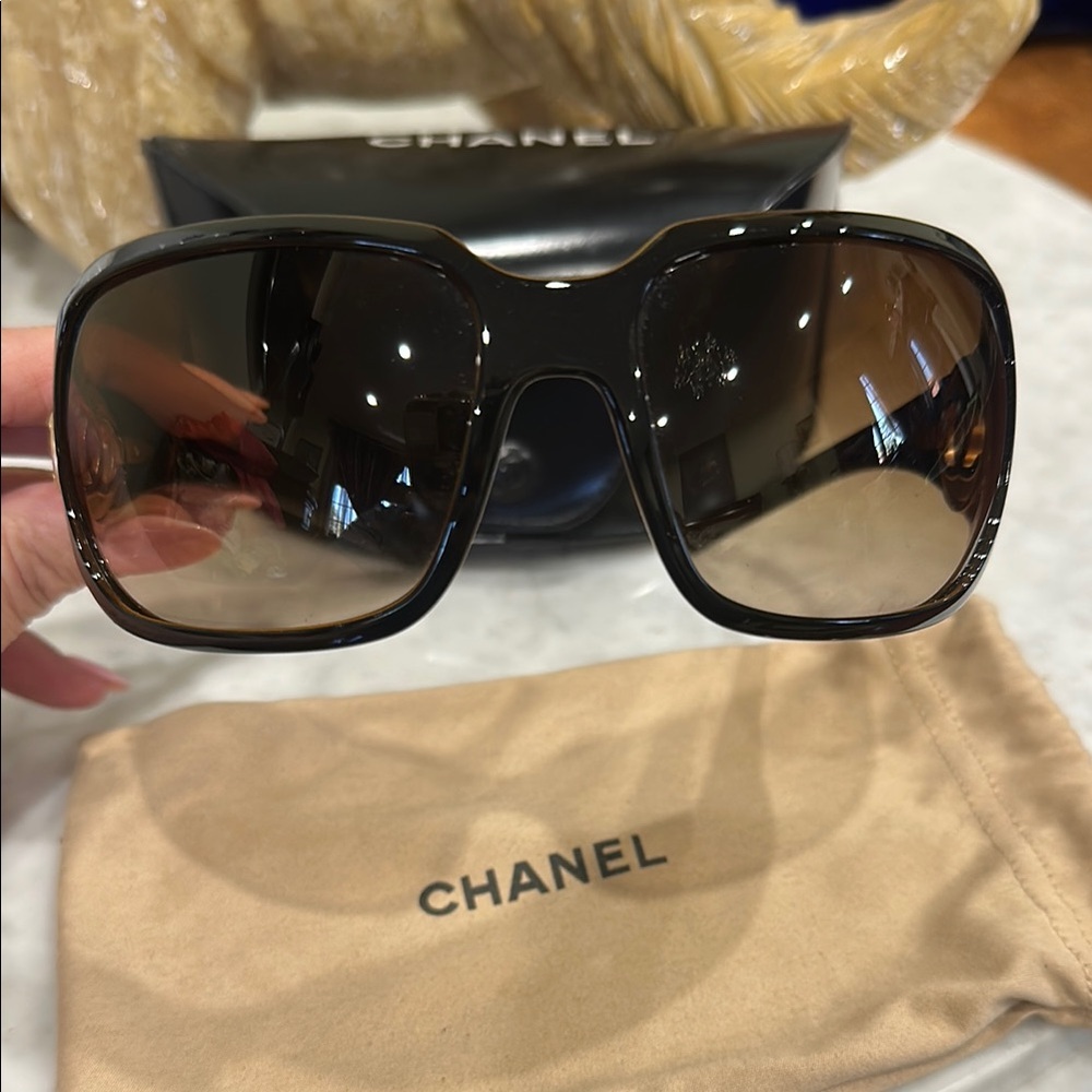 CHANEL Black Sunglasses with Elegant Oversized Frames - Picture 3 of 12